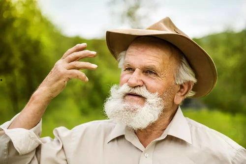 99岁老人吃瓜视频,甜蜜笑容感染网友