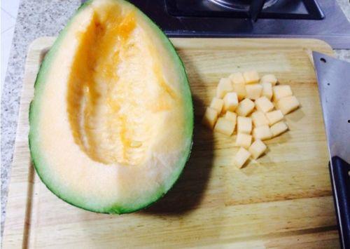 宝贝怎么吃哈密瓜好吃视频,视频教你轻松享脆甜