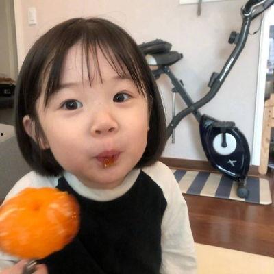 萌娃喂爸爸吃哈密瓜视频,温馨瞬间感动网友