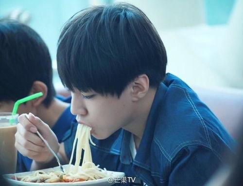 张翰王俊凯吃瓜视频,揭秘娱乐圈幕后真相