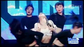 蔡徐坤现场吃瓜视频,网友直呼“太接地气”