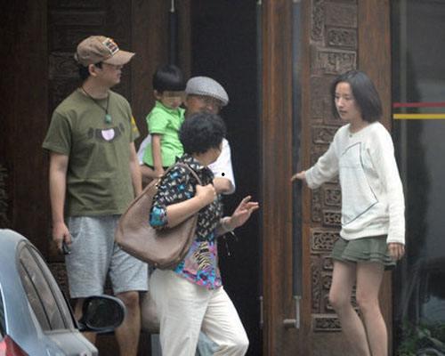 董洁和儿子吃瓜视频,甜蜜吃瓜画面引网友热议