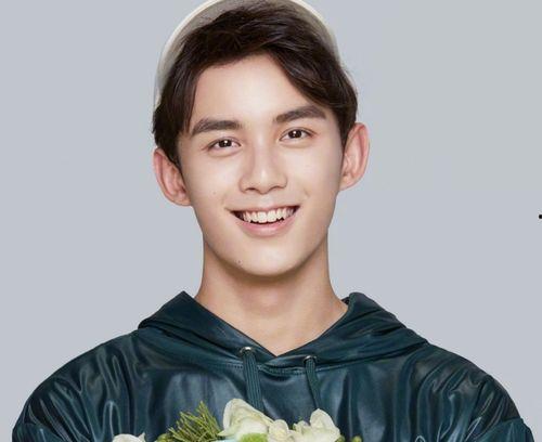 吴磊采访吃瓜事件视频,明星也有“吃货”时刻