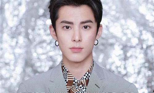 王鹤棣吃哈密瓜视频,王鹤棣甜蜜演绎哈密瓜美食时光