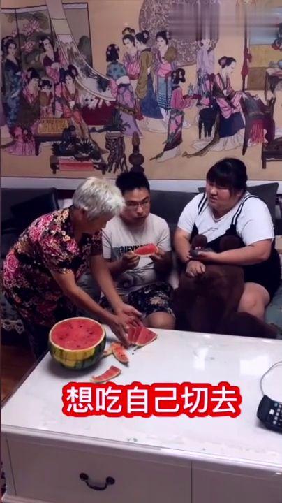 婆婆教儿子吃瓜视频播放,视频播放引发网友热议